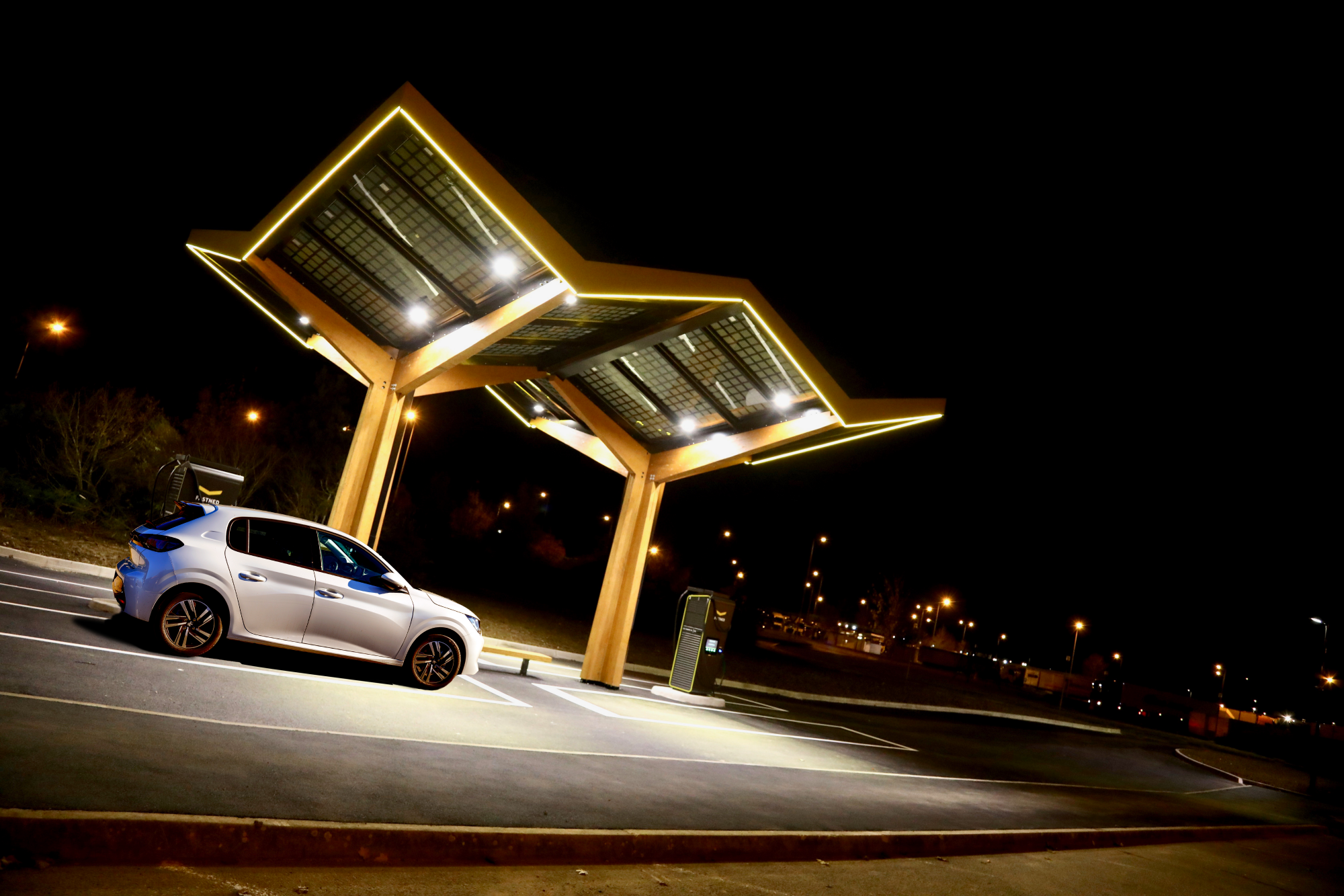 Station de recharge sur l'aire de Gevrey-Chambertin, A31 - Crédit Erolf Productions