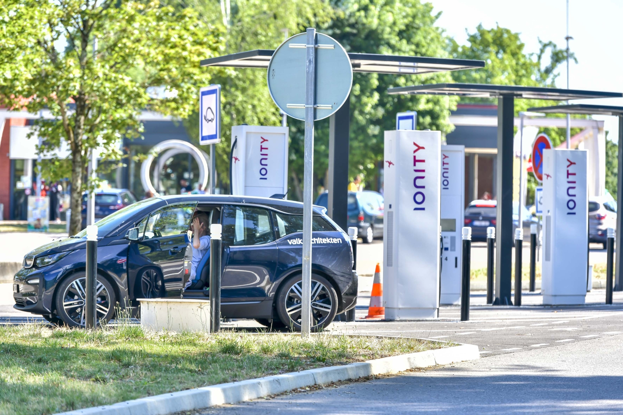Station de recharge électrique sur une aire de service APRR - Crédit Erolf Productions