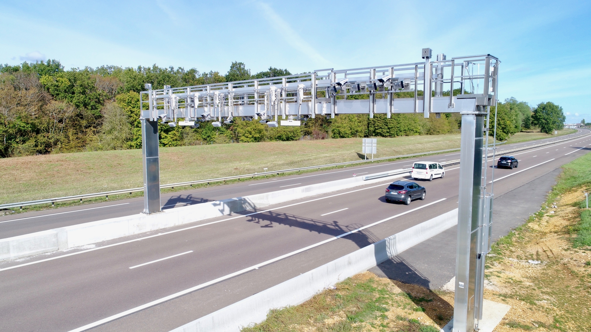 Portique flux libre en test - autoroutes APRR et AREA - Crédit Erolf Productions