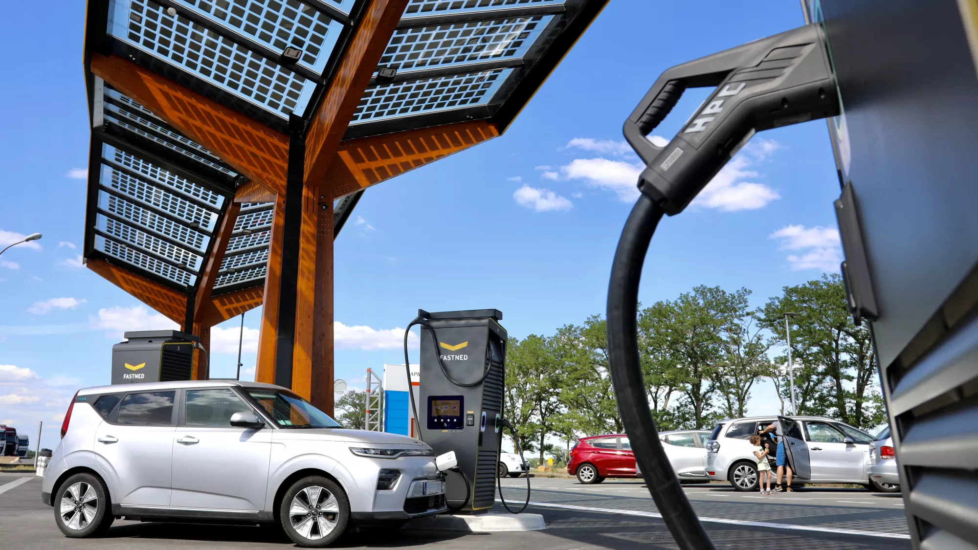 Cet été, restez branchés ! De Paris à Lyon, le réseau APRR facilite votre trajet en véhicule électrique